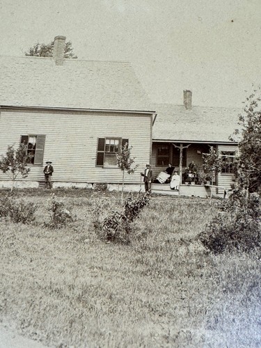 C.1900 Photo Card ~ Family Members Spread Out Along Side of House, Natural !!! - Picture 5 of 7