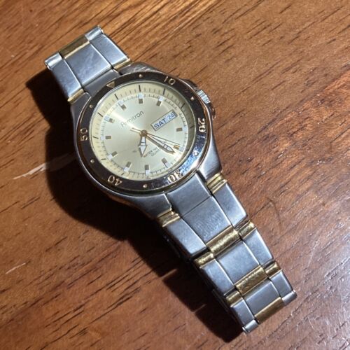 Reloj Armitron Hombre Dos Tonos Día Fecha Dial Acero Inoxidable 20/1607 Funciona con Batería Nueva - Imagen 2 de 6