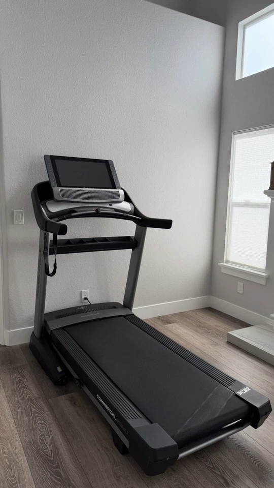 Cinta de correr NordicTrack Commercial 2450 Foto 2 de 3