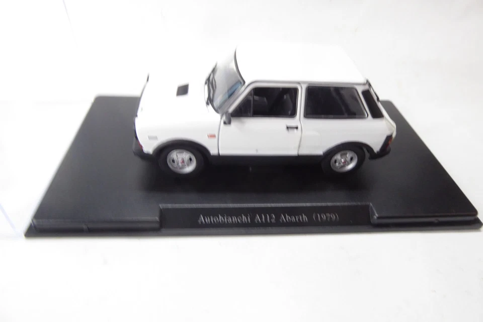 Autobianchi A 112 Abarth 1979   -  1/24 Leo Models in Vitrine  # 0693 - Bild 3 von 3