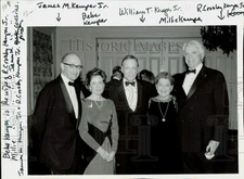 1985 Press Photo James Kemper with his wife and family at an event - lra99136