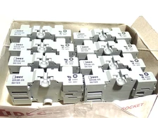 SR3B-05 IDEC DIN RAIL SOCKET LOT OF [8] NEW