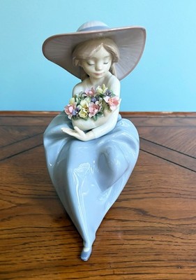 Retired Lladró ''Fragrant Bouquet'' #5862 porcelain figurine