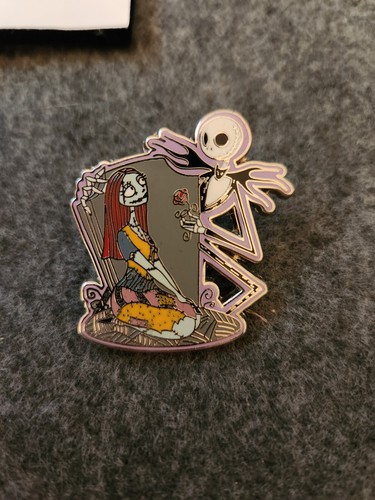 Limited Edition "The Nightmare Before Christmas" Christmas Ornament & Lapel Pin - Picture 6 of 8