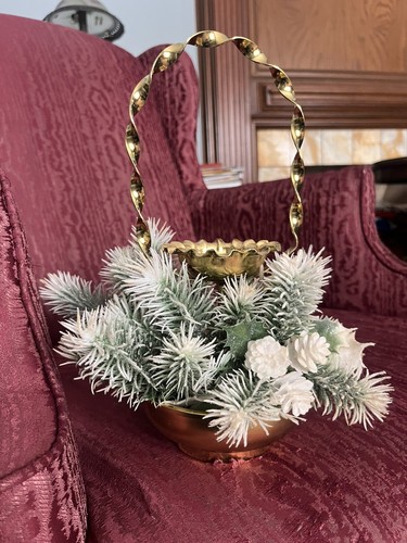 Centro de mesa de Navidad vintage de pino blanco cuenco de latón dorado decoración de invierno - Imagen 2 de 4