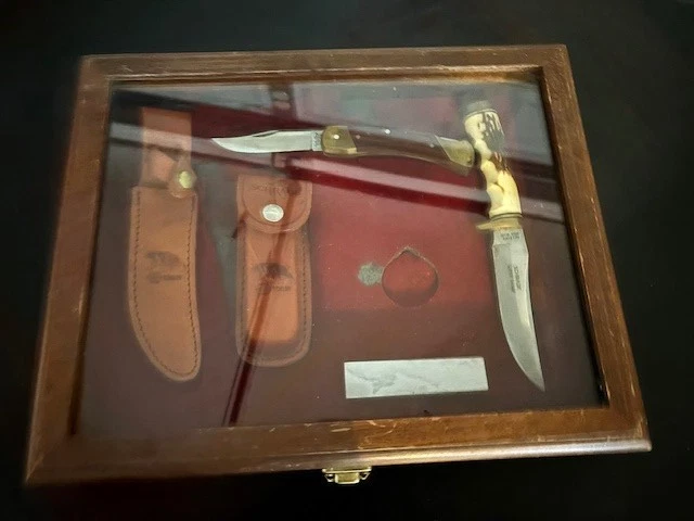 1991 Schrade Uncle Henry Napa Knife Set W/ Wooden and Glass Display Case - Image 2 of 4