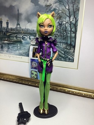 Monster High Dawn of the Dance Clawdeen Wolf Doll GOLD Elastics