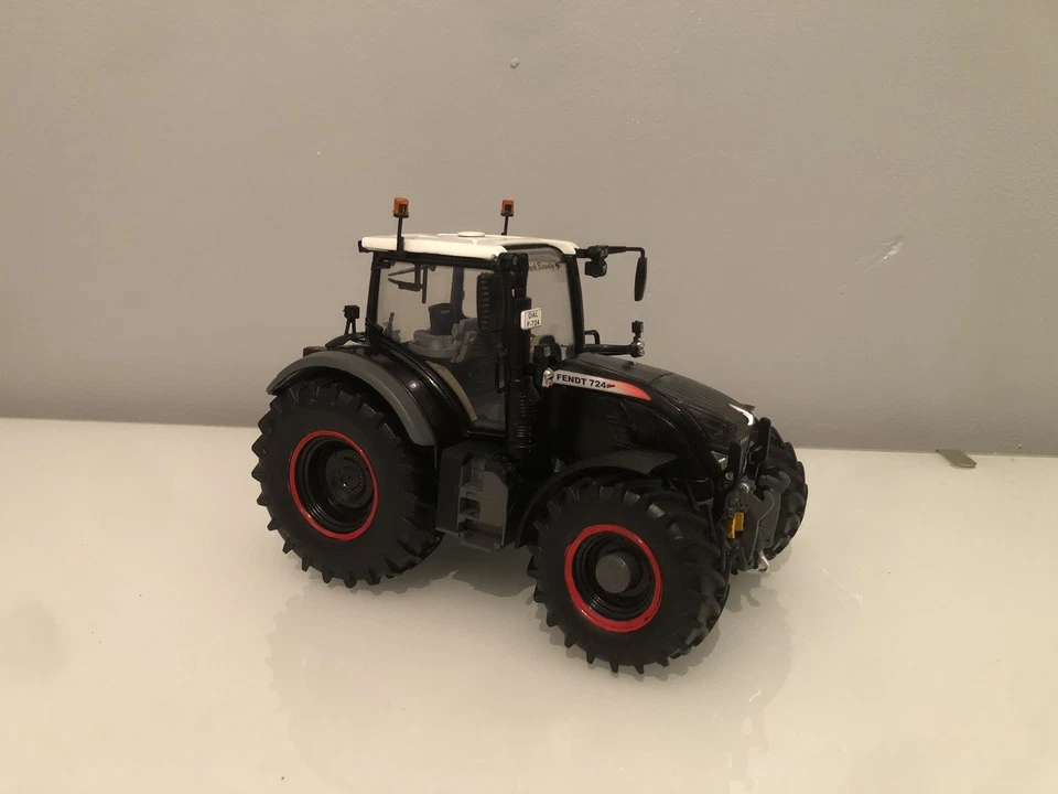 Fendt 724 Black Beauty 1/32 Universal Hobbies  - Photo 3/4