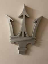 MASERATI BITURBO STEMMA TRIDENTE EMBLEMA INSEGNA FREGIO IN ALLUMINIO 
