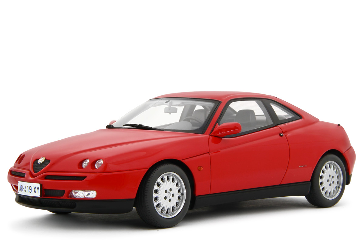 Voiture Alfa Romeo GTV 1:18 pour sublimer la deco de votre bureau