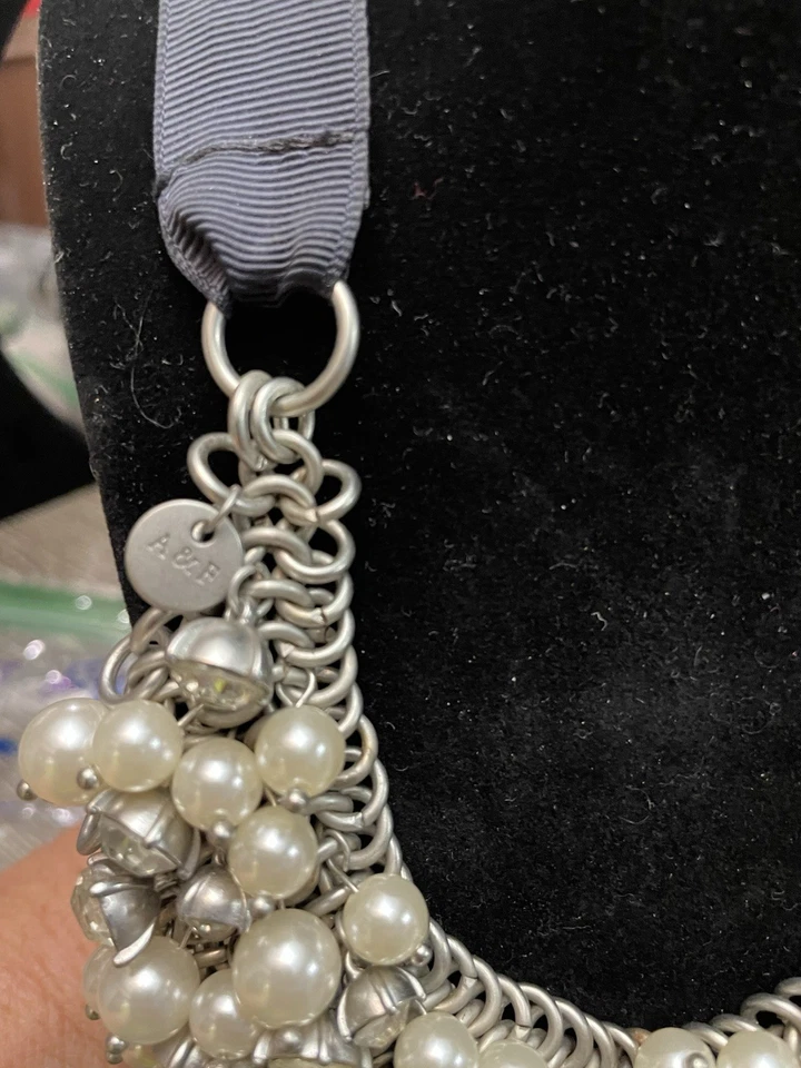 A&F 珍珠簇围兜项链银色水钻丝带声明珠宝首饰 — 第 4/4 张图片