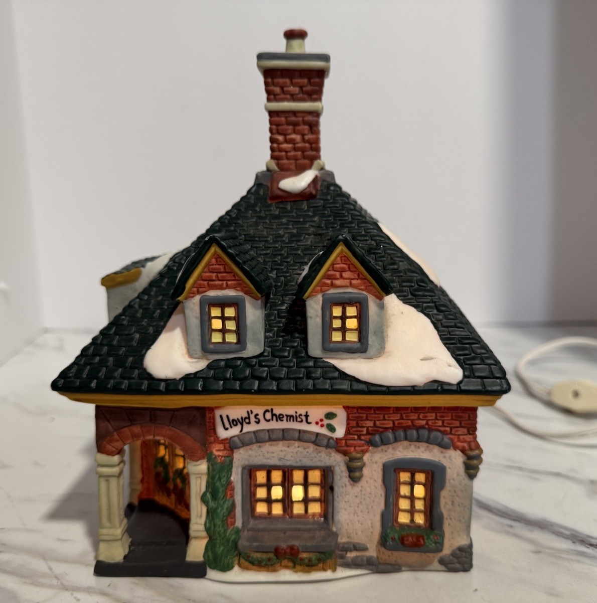 Christmas Village Dickens Collectible Lloyds Chemist Lighted House Vintage 1998