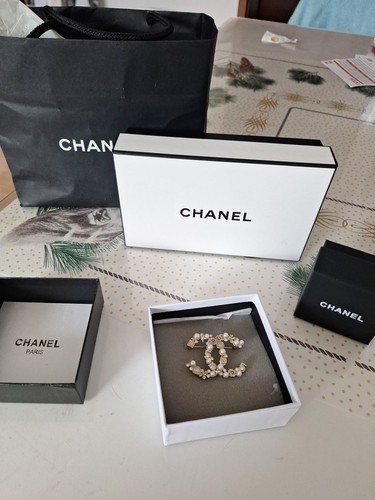 Schöne ❤️CHANEL Brosche❤️ , goldfarben mit Strass und Perlen besetzt, Edel !