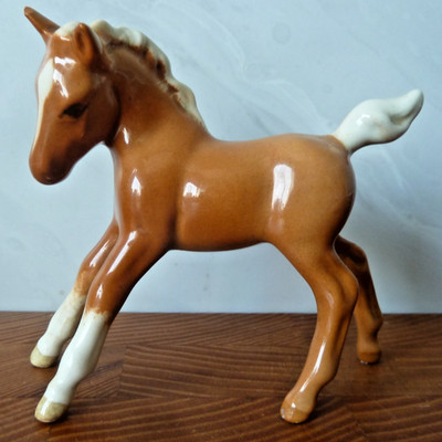 Beswick Palomino Fohlen Pferd Modell 996 klein Gambolling links hat ein abgeplatztes Ohr