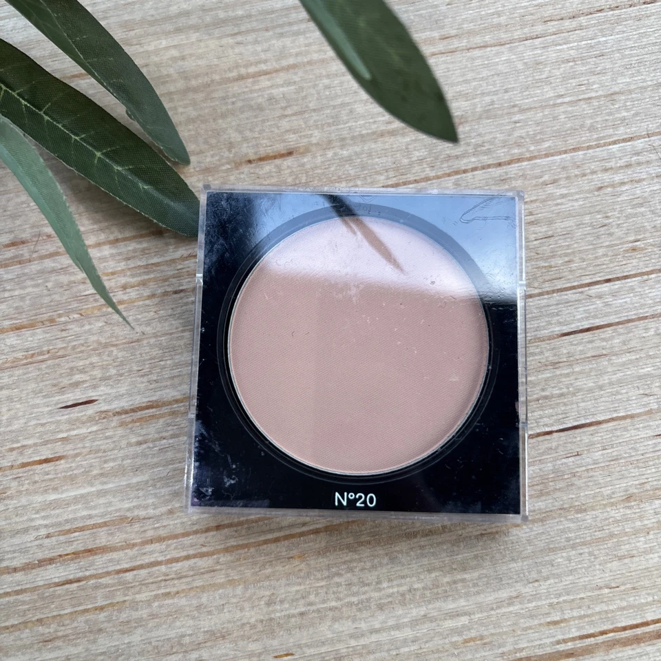 RARE CHANEL Les Beiges Healthy Glow Sheer Powder N20 Discontinued - Image 2 of 3