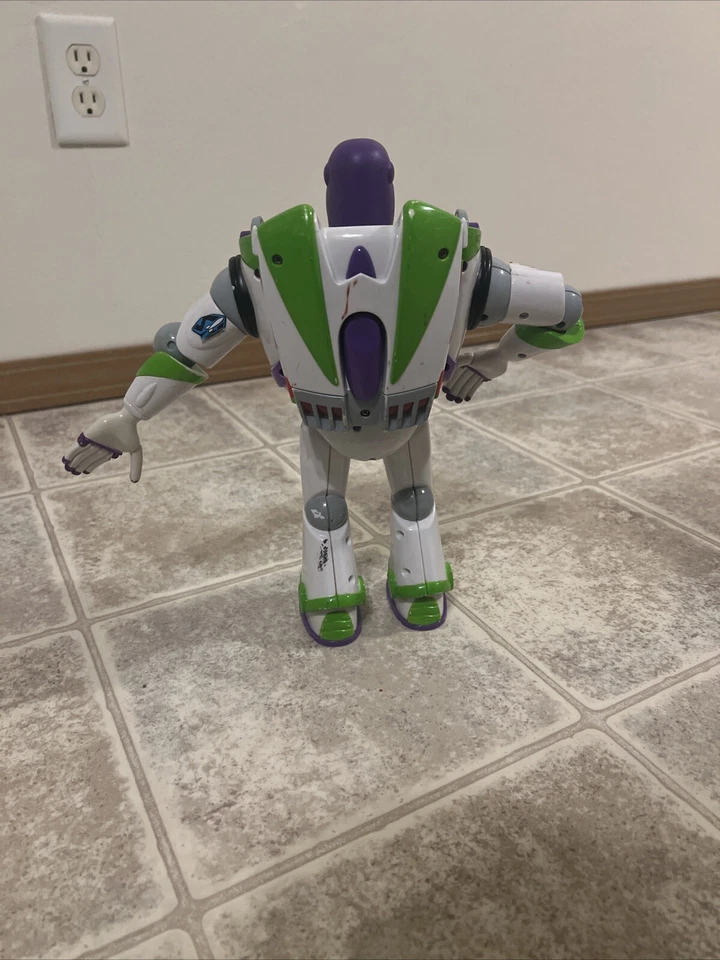 Figura de acción Disney Toy Story Signature Collection Buzz Lightyear 12" Foto 2 de 2