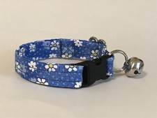 LITTLE DAISIES ON BLUE ADJUSTABLE BREAKAWAY CAT COLLAR