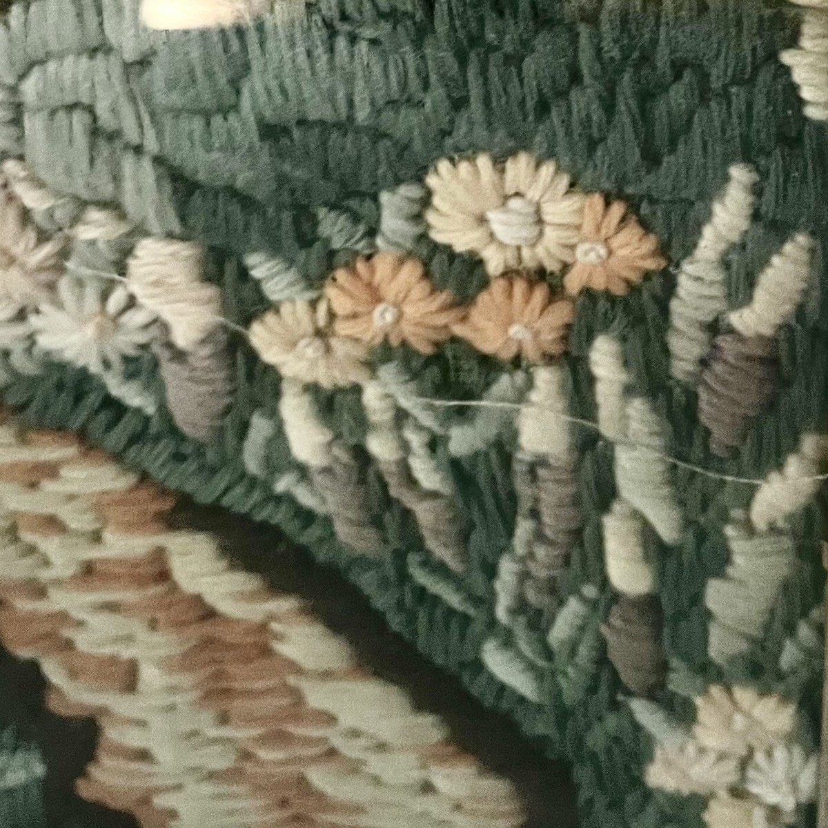 Broderie Crewel Encadrée - Chalet Anglais Et Jardin, Vintage, Format 19.5"x15"
