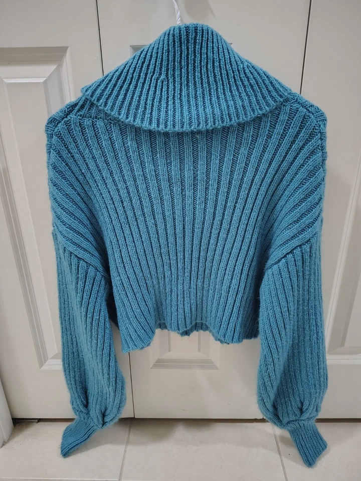 Suéter de capucha tejido con cable grueso recortado Urban Outfitters para mujer talla mediana Foto 2 de 4