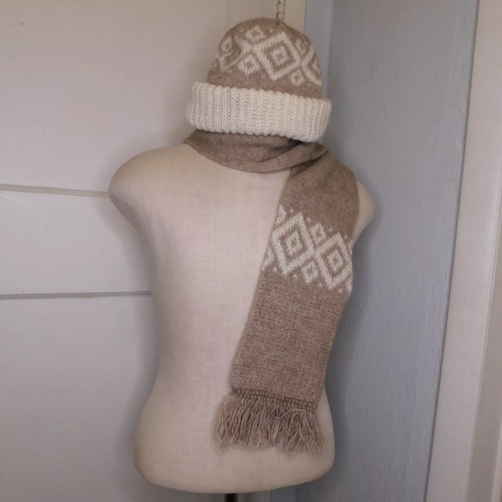 Beanie vintage en tricot laine ivoire beige Christian Dior menotté et écharpe motif nordique