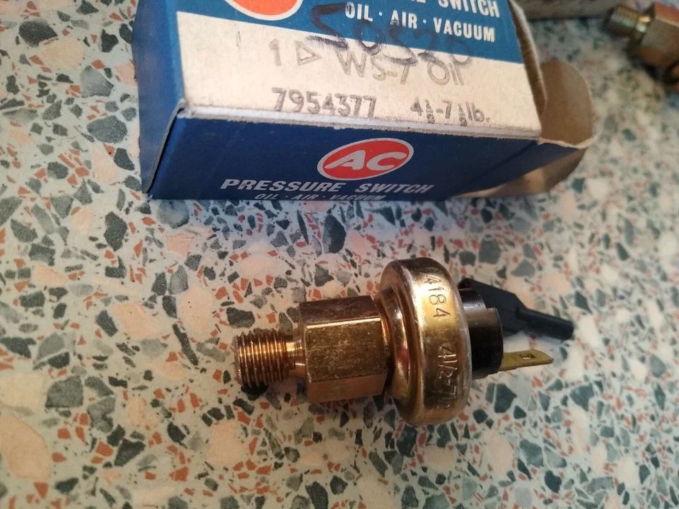 INTERRUPTOR DE PRESIÓN DE ACEITE - COMMERCIAL COB & HILLMAN MINX & HUSKY & HUMBER HALK (1951-63) Foto 2 de 2