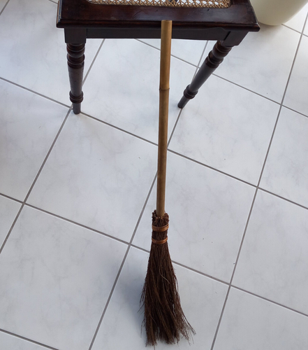 Hexenbesen Halloween-Deko - 82cm Synthetik-Besen Für Grusel-Partys