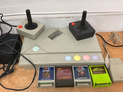 Atari XE System Vintage Konsole mit 4 Spielen und 2 Joysticks Konvolut