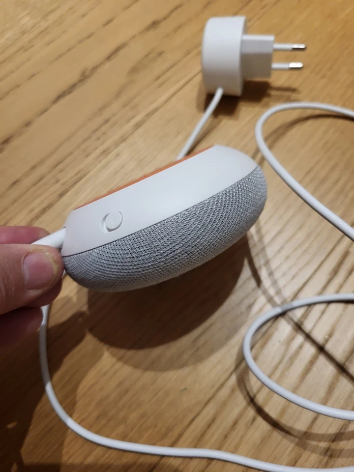 Google Home Mini Chalk Smart Speaker & Power Supply - Immagine 3 di 4