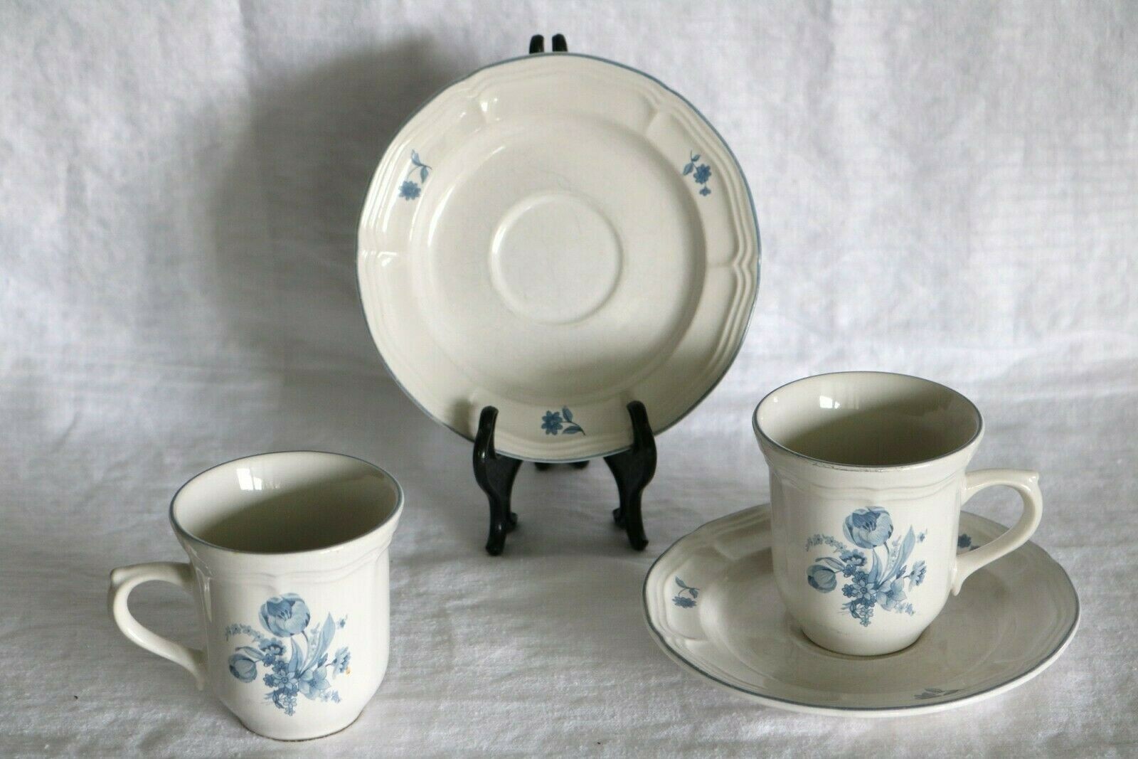 Brick Oven Stoneware JARDIN BLEU Made in China Coffee Cups & Saucers (2