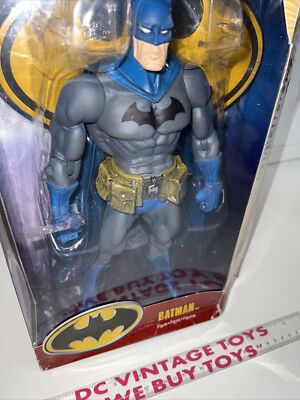 Batman DC Super Heroes: Action Figure Da 12 Pollici Con Base Simbolo – Per Veri Fan Del Cavaliere Oscuro! - 3