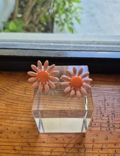Vintage Flower Power Clip-on Earrings Mod Orange Enamel Daises UV Glow - Picture 3 of 15