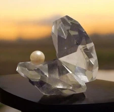 Crafts Of Egypt. Small Crystal figurine Shell with  a Pearl.