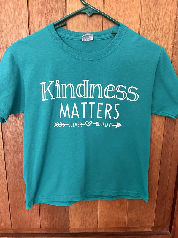 Girls Clever Bluejays Kindness Matters T Shirt Size Medium