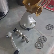 Spong No. 605 Manual Meat Grinder/Mincer with Handle, Auger & Plates