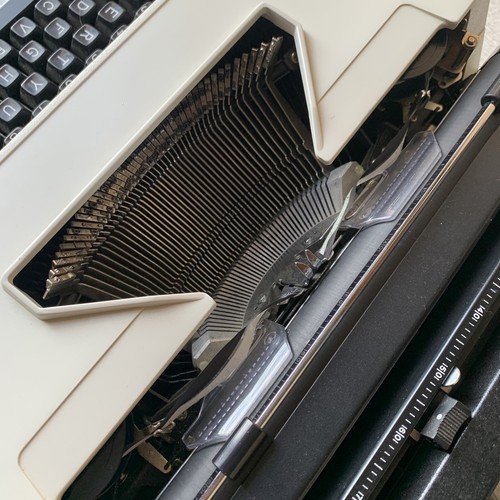 The Corrector Chevron Woolworths Typewriter with Case *For Parts Doesn't Turn On - Picture 9 of 10