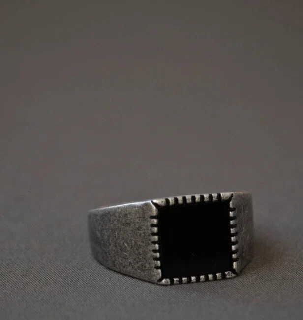 Anillo de sello plano de ónix negro vintage para hombre de plata esterlina y hombre Foto 2 de 4
