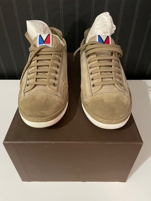 Louis Vuitton Frontrow V-Patch Featuring the iconic tricolor V patch