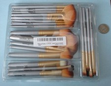 VANDER Professional 32 Piece Makeup Brush Set  Bag not included