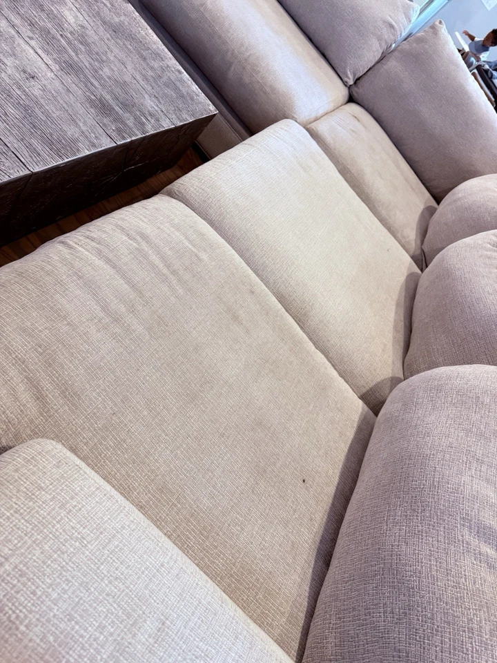 Sofá seccional beige extremadamente cómodo, grande y muy profundo Foto 3 de 4