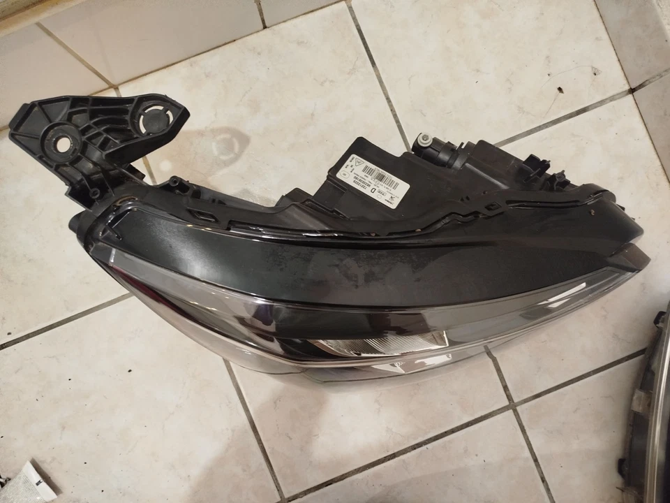 Peugeot 2008 Phare avant droit LED 73313326 9833036180 - Photo 2/4