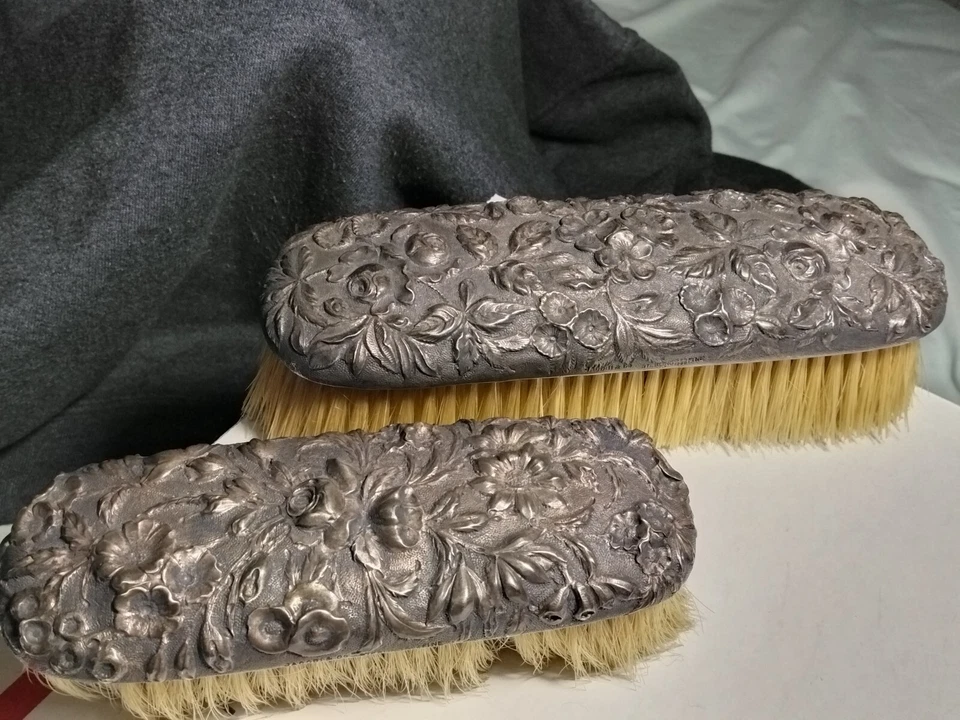 Pinceles para ropa Jacobi & Co. repousse florales de plata de ley Foto 2 de 4