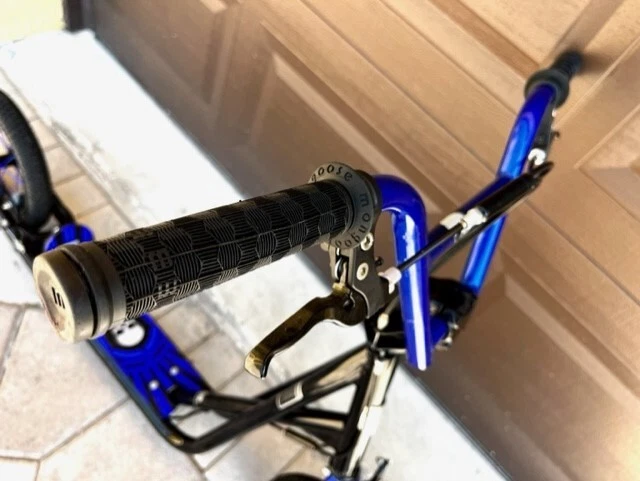 Mongoose R6170WMI Expo Youth Scooter, 12-Inch Inflatable Wheels, Black/Blue - Image 4 of 4