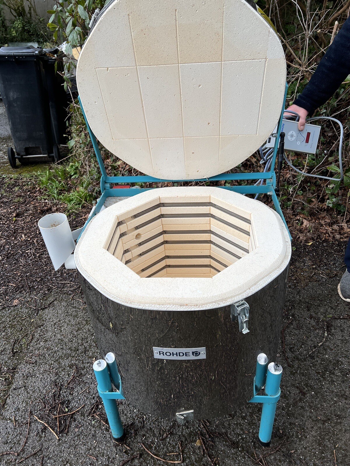 Rohde TE 50 S Kiln, 4 Shelves and lots of kiln furniture. Temp up to