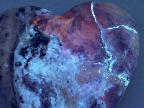 RARE GORGEOUS FLUORESCENT SODALITE W/ CALCITE, BRITISH COLUMBIA,CANADA - Picture 3 of 19
