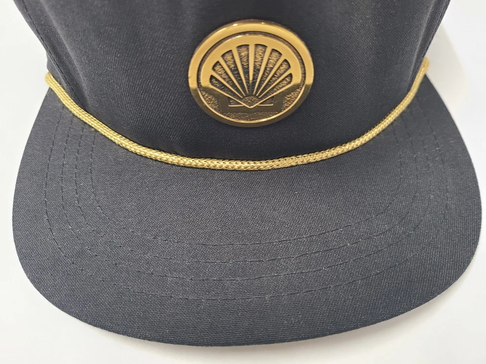 Gorra ajustable vintage con logotipo de metal con carcasa cuerda con correa gas y petróleo negra dorada Foto 4 de 4