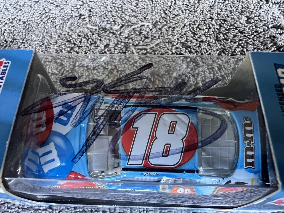 Kyle Busch #18 2008 M&M’s rojo blanco y azul diversión de verano cuna 1/64 NASCAR firmada Foto 4 de 4