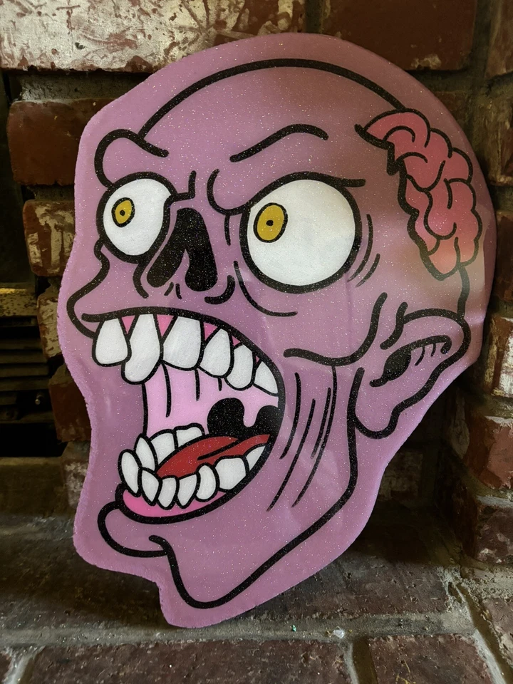 Letrero de Halloween hecho a mano pintado a mano Zombie Brains a rayas Foto 2 de 4