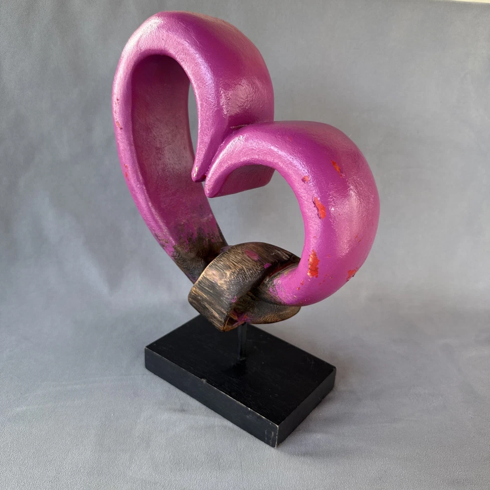 Escultura artesanal de nudo de corazón de madera - rosa oscura / magenta. Base negra 12x6x3 Foto 3 de 4