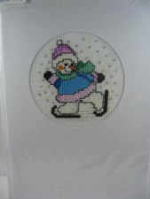 gestickte weisse Passepartout-Karte: Schneema...