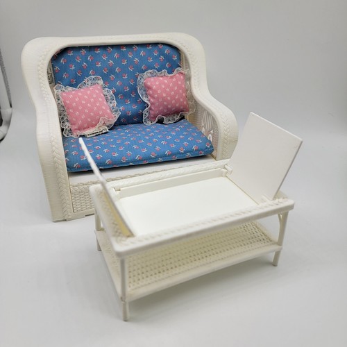 Mattel Barbie Dream Cottage 1983 blanco mimbre sofá cama extraíble y juego de té de mesa - Imagen 9 de 12